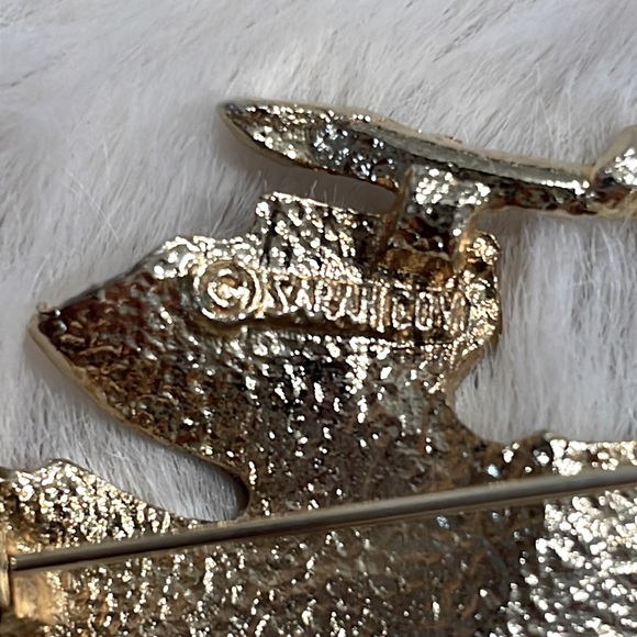 Gorgeous Gold 1960’s Maple Leaf Brooch - Picture 5 of 5